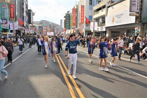 富邦悍將應援團領軍前導 嘉義市管樂踩街瘋狂沸騰