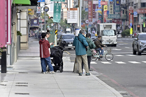 高市三民區大昌二路人行道翻新 行走更舒適