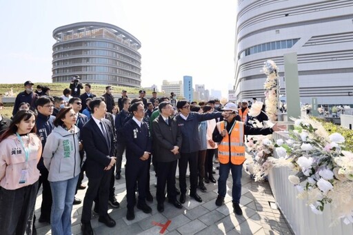 高雄車站廣場、天棚啟用 卓榮泰同時宣布高鐵延伸屏東計畫，確認採高雄路線方案