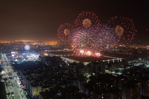 250秒燦爛煙火迎接新年 高雄市長陳其邁祝福市民心想事成快樂平安