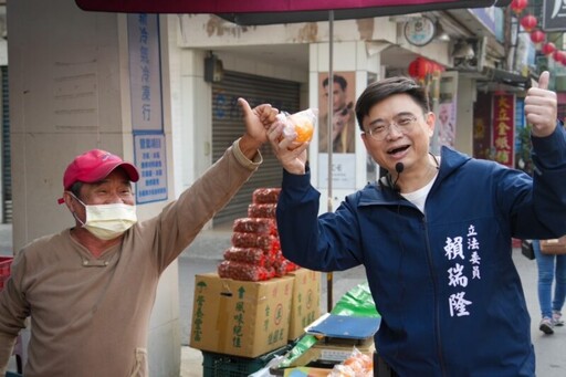 「信賴台灣 高雄興隆」賴瑞隆林園市場發春聯 首發1000份索取一空