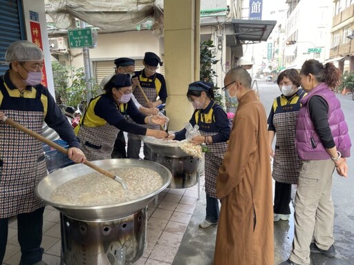 慶祝法寶節臘八粥與新興區建華里民結緣