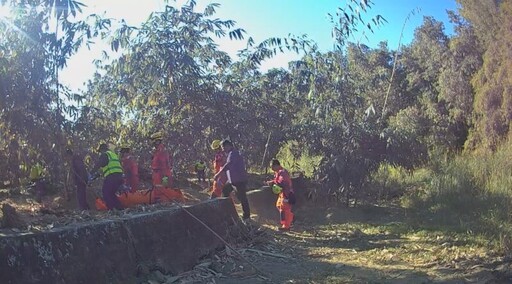 失智翁裸身躺臥溪邊 天寒地凍暖警馳援助脫困