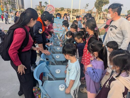 高雄消防員現身兒童公園與孩童遊樂並宣導消防知識