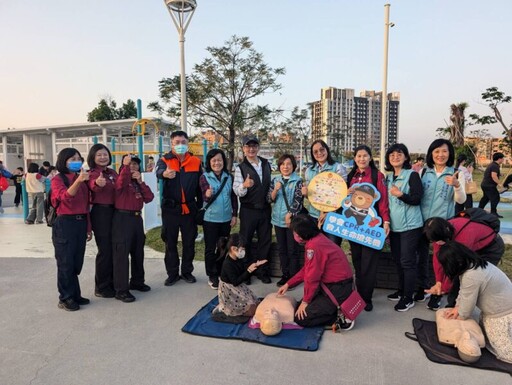 高雄消防員現身兒童公園與孩童遊樂並宣導消防知識