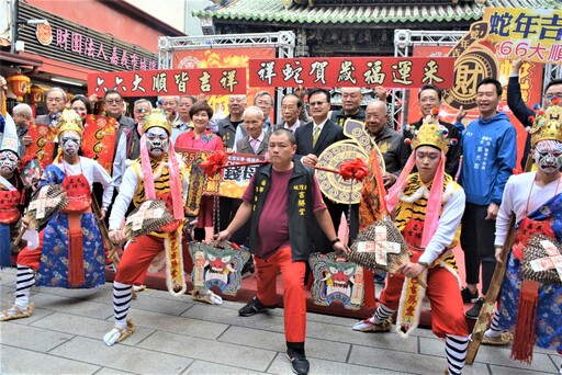 來嘉走春送錢母 祥蛇賀歲福運來