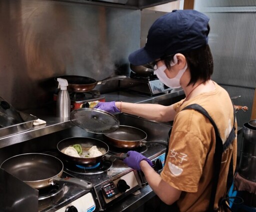 青年局補助應援 女子餃子連年摘星 成高雄特色美食