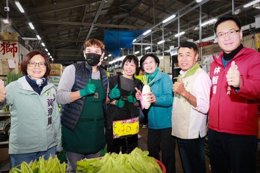 林岱樺鳳山果菜市場拜票 民進黨市議員張漢忠、黃飛鳳、林智鴻陪同掃街，展現團結拚勝選氣勢