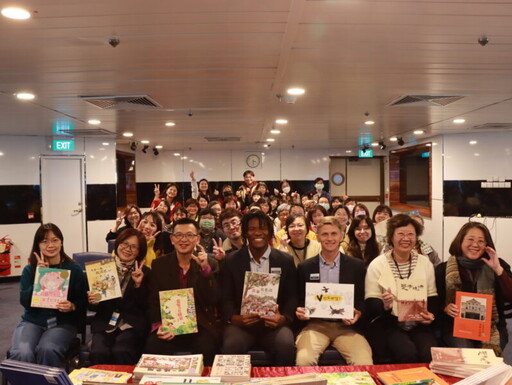 高市圖贈書「望僕號」展現台灣創作能量 世界最大海上圖書館 收藏「好繪芽」得獎作品