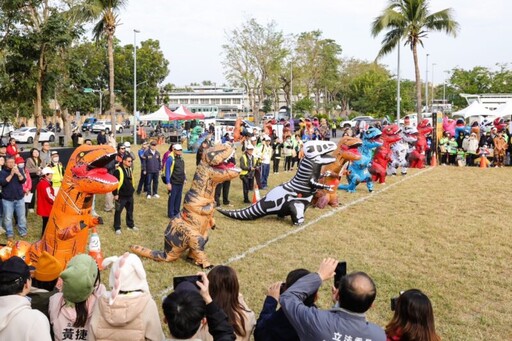 2025高雄富邦馬拉松開跑 陳其邁穿上恐龍裝邀請全台民眾到高雄感受城市魅力