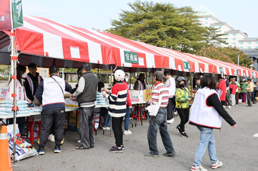 在地企業寒冬送暖贈物資 黃偉哲盼公私協力助弱勢暖心過年