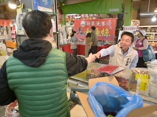 立委許智傑現身2025高雄過好年活動，展現高人氣