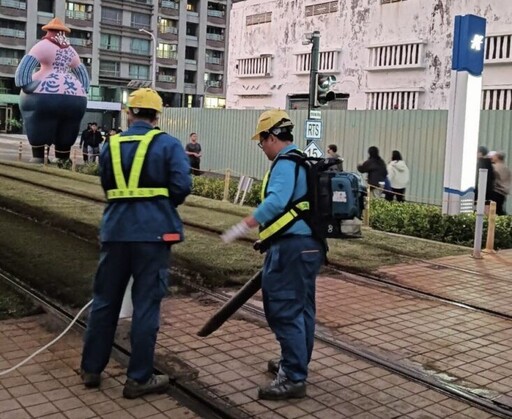 高雄輕軌加強路口軌道區清潔維護喜迎春節運量高峰