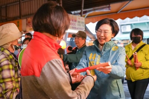 林岱樺澄和市場向鄉親拜年 邁邁之友會長陪同