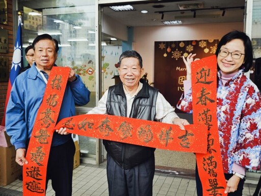 國民黨舉辦捐發票做公益免費贈春聯活動 柯志恩揮毫祝高雄市民「大賺錢」