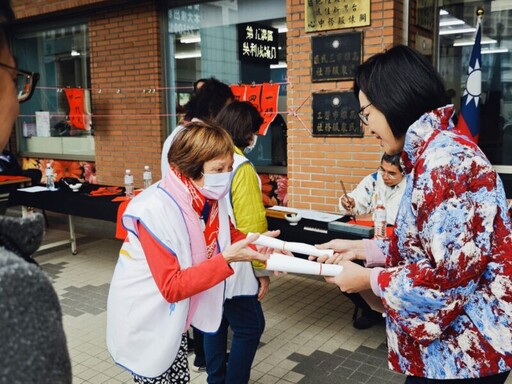 國民黨舉辦捐發票做公益免費贈春聯活動 柯志恩揮毫祝高雄市民「大賺錢」