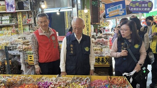 高雄市衛生局長帶隊至三鳳中街 進行年貨食品聯合稽查