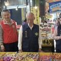 高雄市衛生局長帶隊至三鳳中街 進行年貨食品聯合稽查