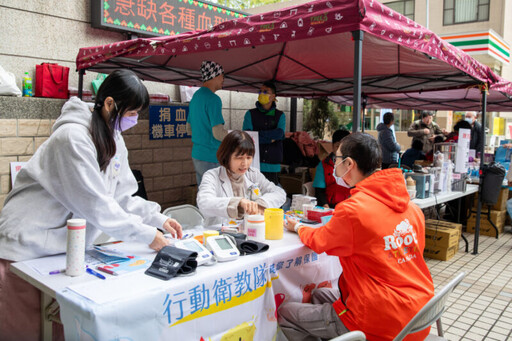 生命之愛捐血活動中港捐血室溫馨登場 民眾寒冬挽袖捐血成溫暖畫面