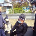 身體不適暈眩跌坐 北興警暖心救援載送老翁返家