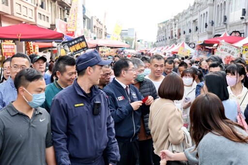 黃偉哲帶「紫月光」女團逛新化年貨大街 發1元福袋向民眾拜早年