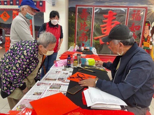 4位大師揮毫送暖 新竹榮家洋溢祝福情