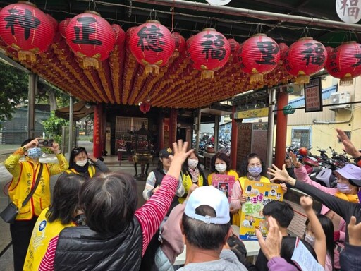 中警婦幼隊春節踩街宣導 更贈「限量版超Q小物」