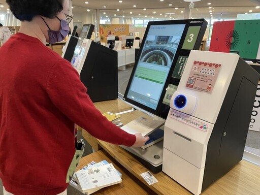 寒假活動不停歇，高市圖國際繪本中心推出《蛇來蛇去》新年主題書展