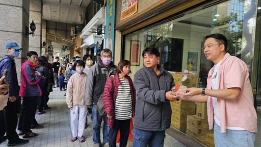 黃文益發送總統、市長蛇年福袋 人潮大排長龍