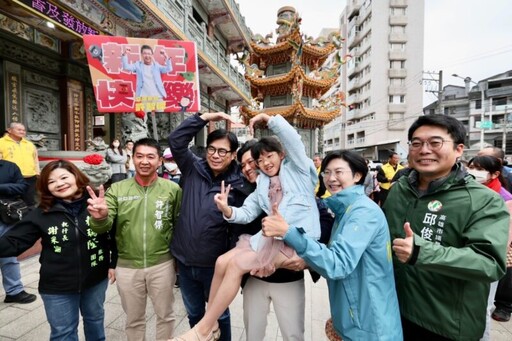 陳其邁小年夜赴五宮廟參香祈福