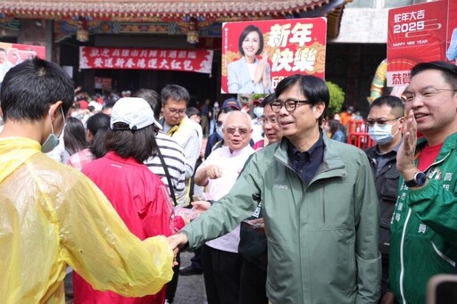 陳其邁大年初四參香走春發紅包 民眾熱烈回應加油鼓勵