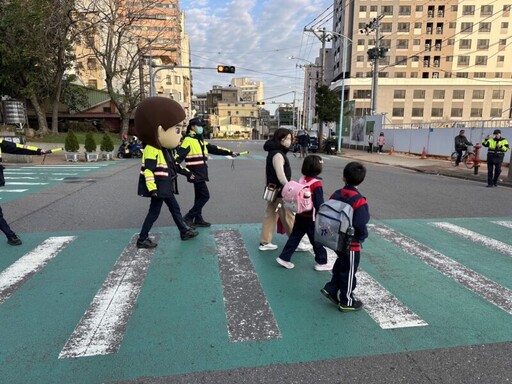 學童開學日 壢警溫馨護童安全上學去