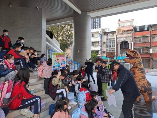 學童開學日 壢警溫馨護童安全上學去