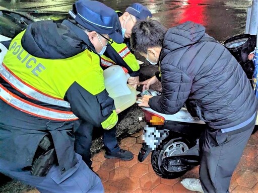 民眾機車顧路 南門警即刻就援