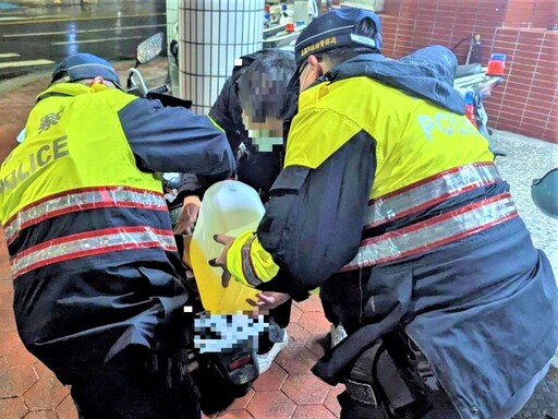 民眾機車顧路 南門警即刻就援