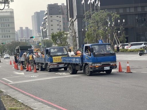 高市鼓山區龍德新路道路下陷 水利局緊急開挖搶修