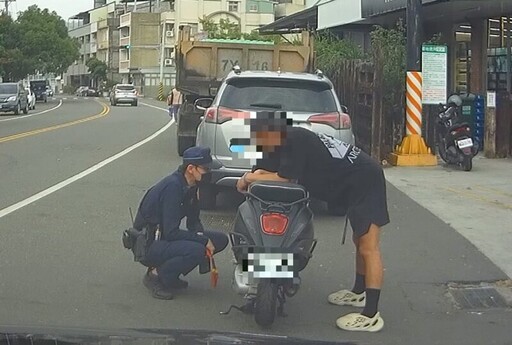 騎到沒電「刁車」 中興暖警助脫困返家