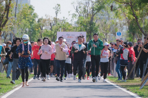 高市運動發展局攜手馬拉松世界APP打造「走跑高雄 2.0」 在地運動社團逾百人齊聚響應