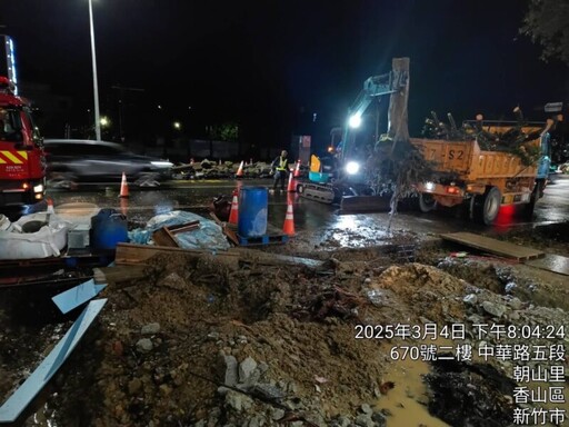 強降雨導致香山中華路路樹倒塌 竹市府跨局處迅速應變恢復交通