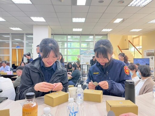 中市四分局婦女節手作鋼鐵花 致敬警花剛柔並濟