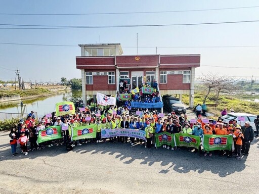 高雄市救國團青年節「南、北連線淨灘活動」為海洋環境貢獻一份力量