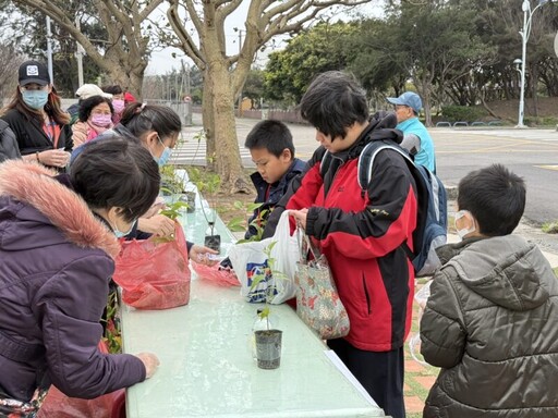 台中市議員陳廷秀響應綠生活公益推廣協會 推廣綠意港灣贈樹苗活動