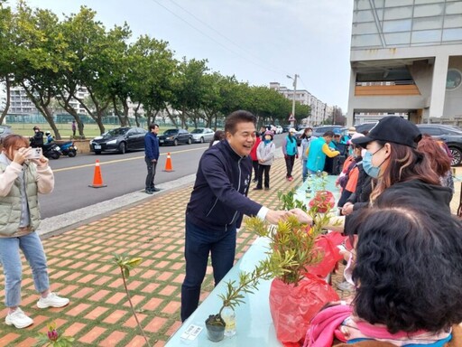 台中市議員陳廷秀響應綠生活公益推廣協會 推廣綠意港灣贈樹苗活動