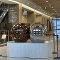 以愛與圓融打造友善的醫療空間溫度 高雄秀傳紀念醫院藝術作品《依偎》揭幕