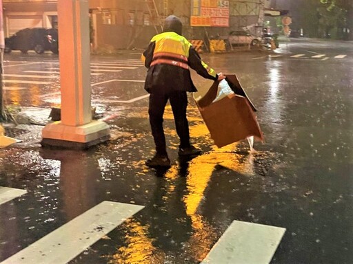 紙箱散落影響交通 公園警冒雨積極處置