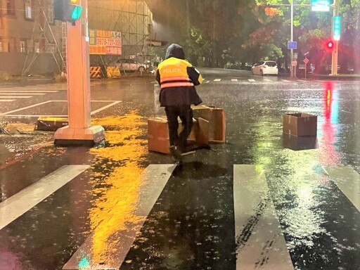 紙箱散落影響交通 公園警冒雨積極處置