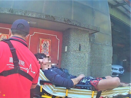 身體不適路倒街頭 竹園警消合力救援協助男子送醫