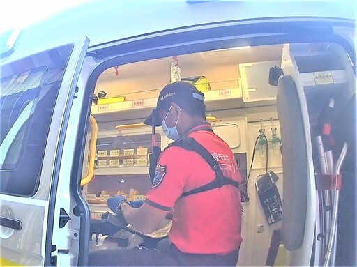 身體不適路倒街頭 竹園警消合力救援協助男子送醫