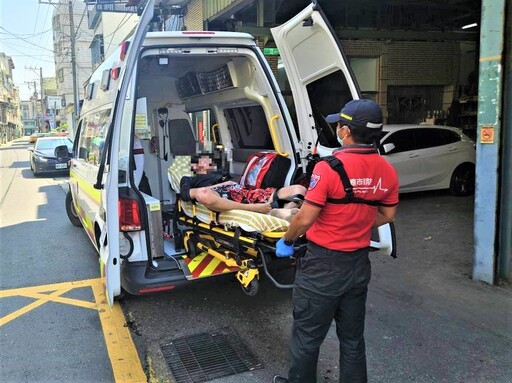 身體不適路倒街頭 竹園警消合力救援協助男子送醫