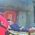 身體不適路倒街頭 竹園警消合力救援協助男子送醫